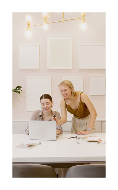 Deux femmes devant un ordinateur