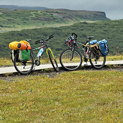 Deux vélos au bord d'un chemin