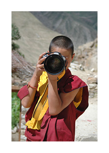 Un enfant tenant un appareil photo
